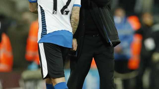 Shelvey y Steve McLaren se saludan tras un partido del Newcastle.