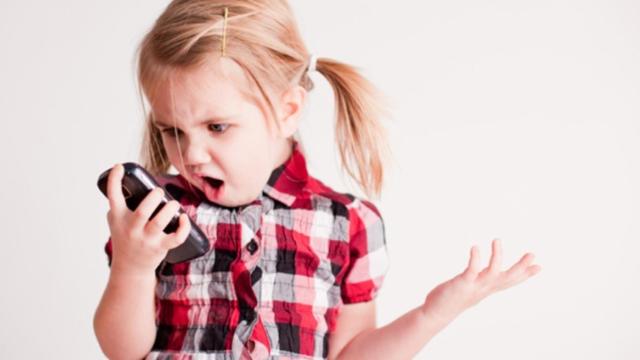 Niña usando un smartphone