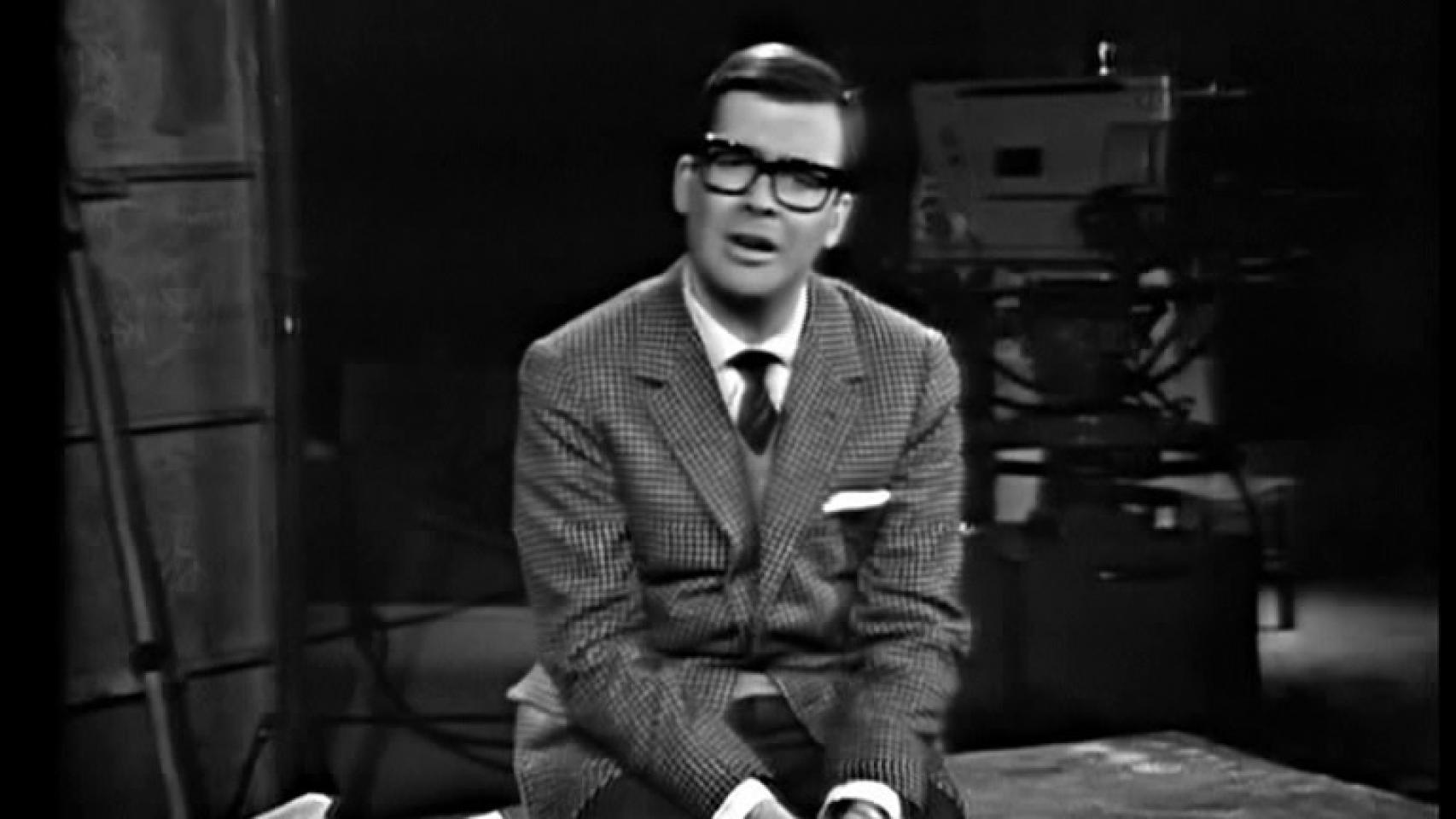 Ibáñez Serrador presentando unos de los capítulos del programa.