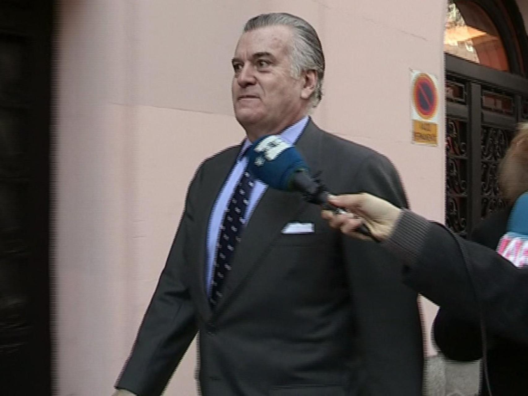 El extesorero del PP Luis Bárcenas, a la salida de su domicilio hacia los juzgados de la Plaza de Castilla