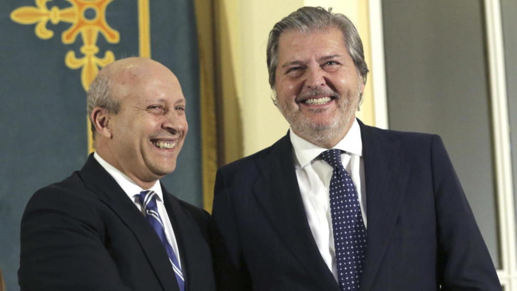 Méndez de Vigo posa junto al exministro Wert