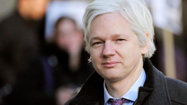 Assange podría entregarse a la policía británica si la ONU no le da la razón.