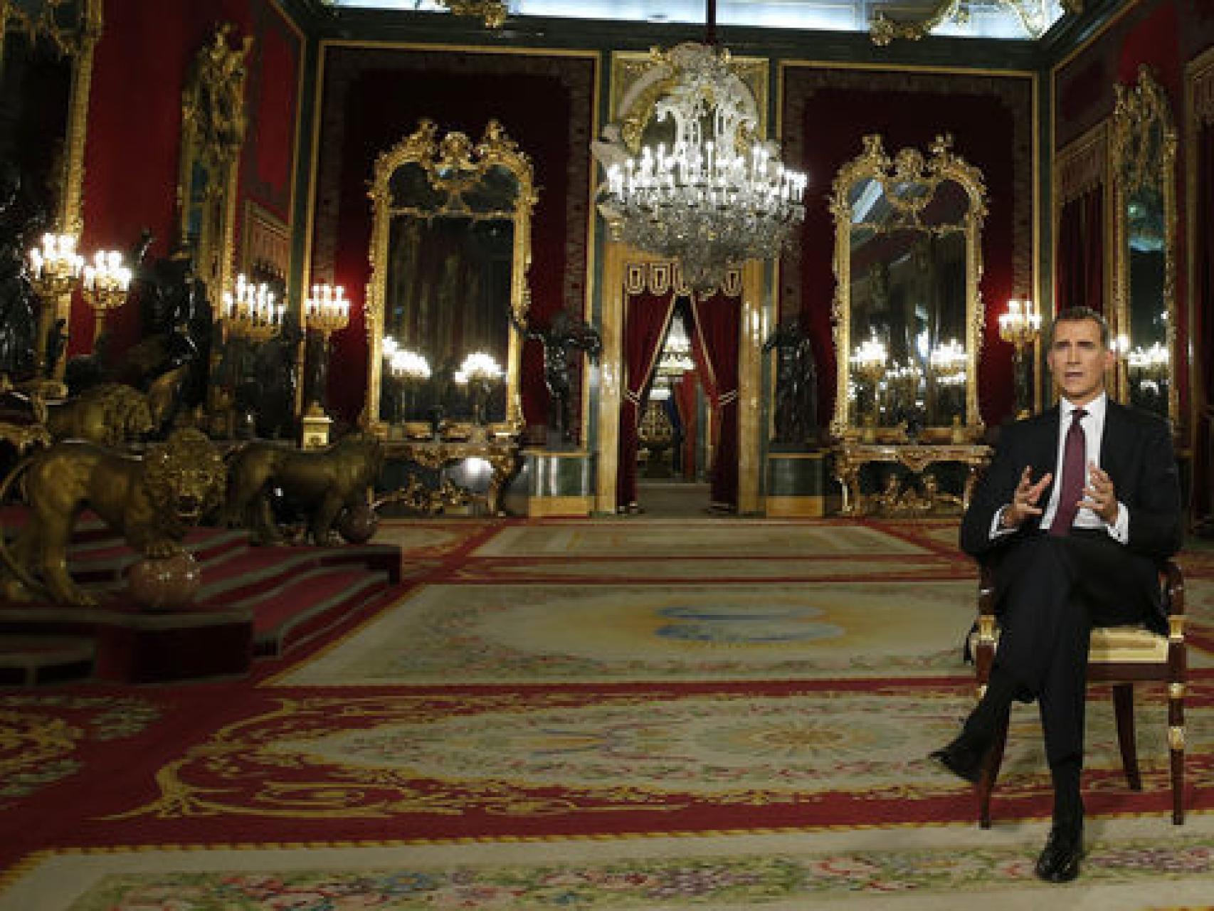 El Rey Felipe VI durante el mensaje de Navidad de 2015, grabado en el Palacio Real.