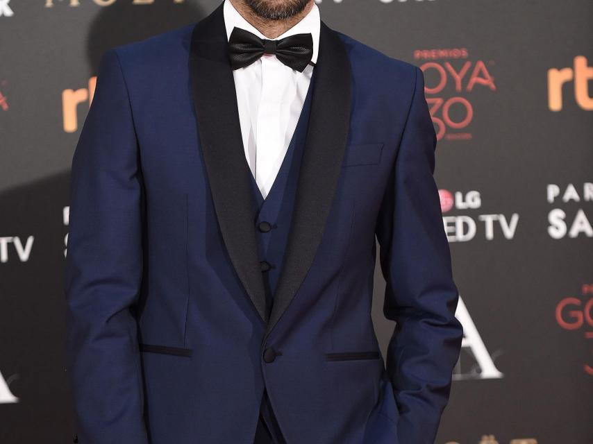 Hugo Silva sexy con esmoquin de Paco Varela