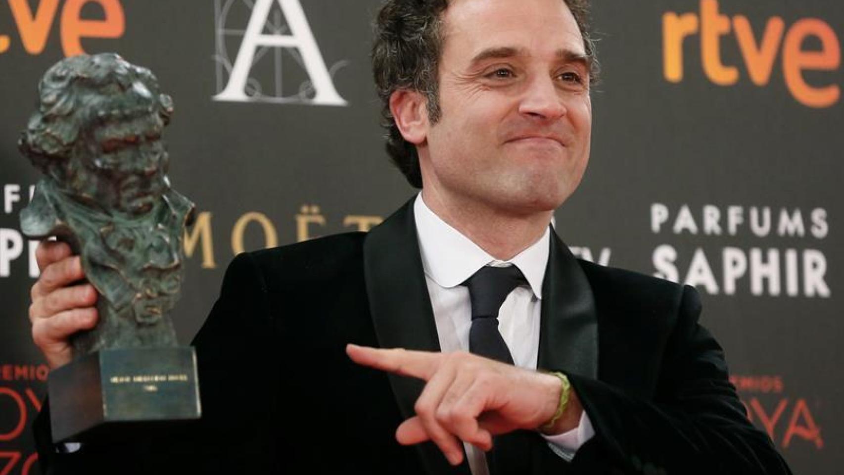 Daniel Guzmán Goya en mano