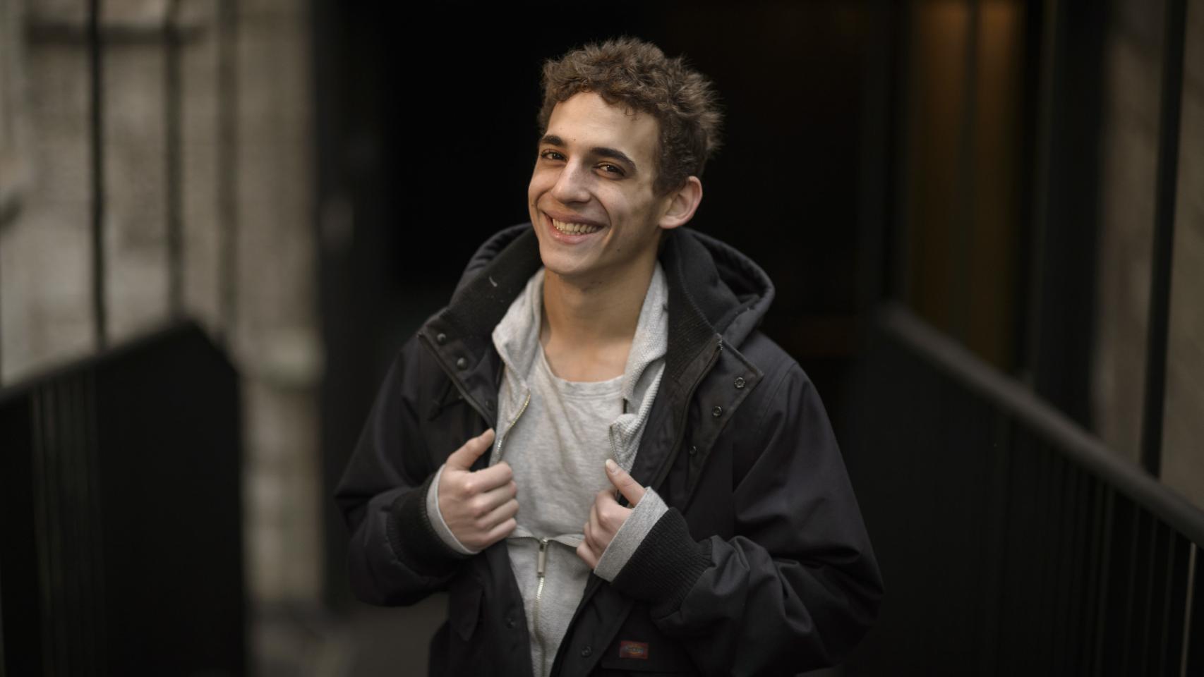 Miguel Herrán posa en la Calle Arapiles