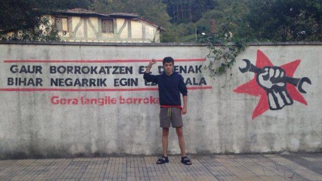 Guillermo con puño en alto ante la pintada: Quien hoy no luche, que no llore mañana