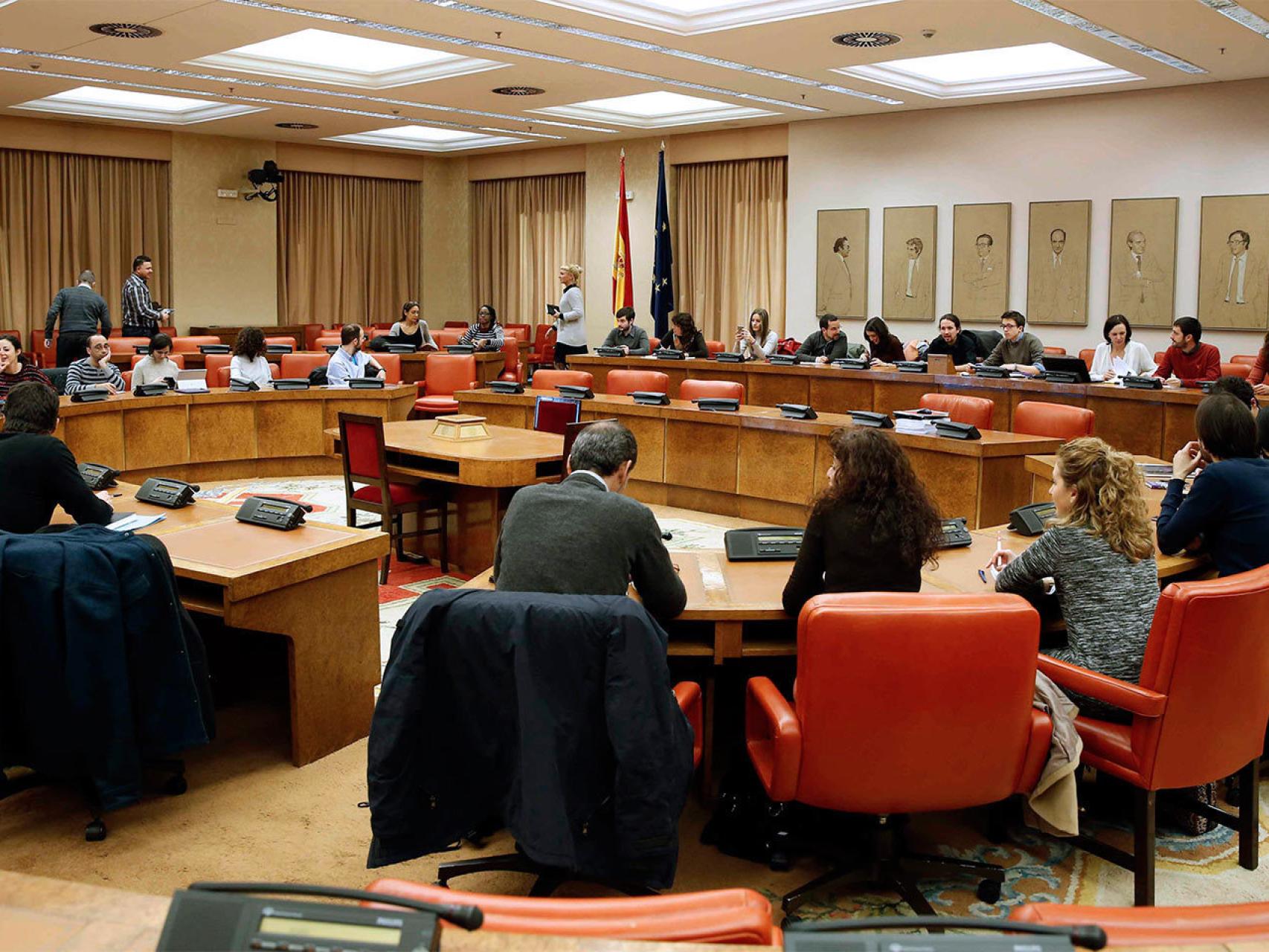 29 diputados de Podemos piden el bonotaxi del Congreso