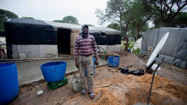 Bileti muestra el salón que está construyendo.