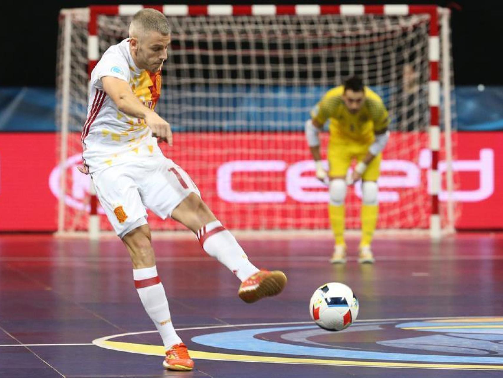 Miguel Sayago, 'Miguelín, dispara contra Portugal.