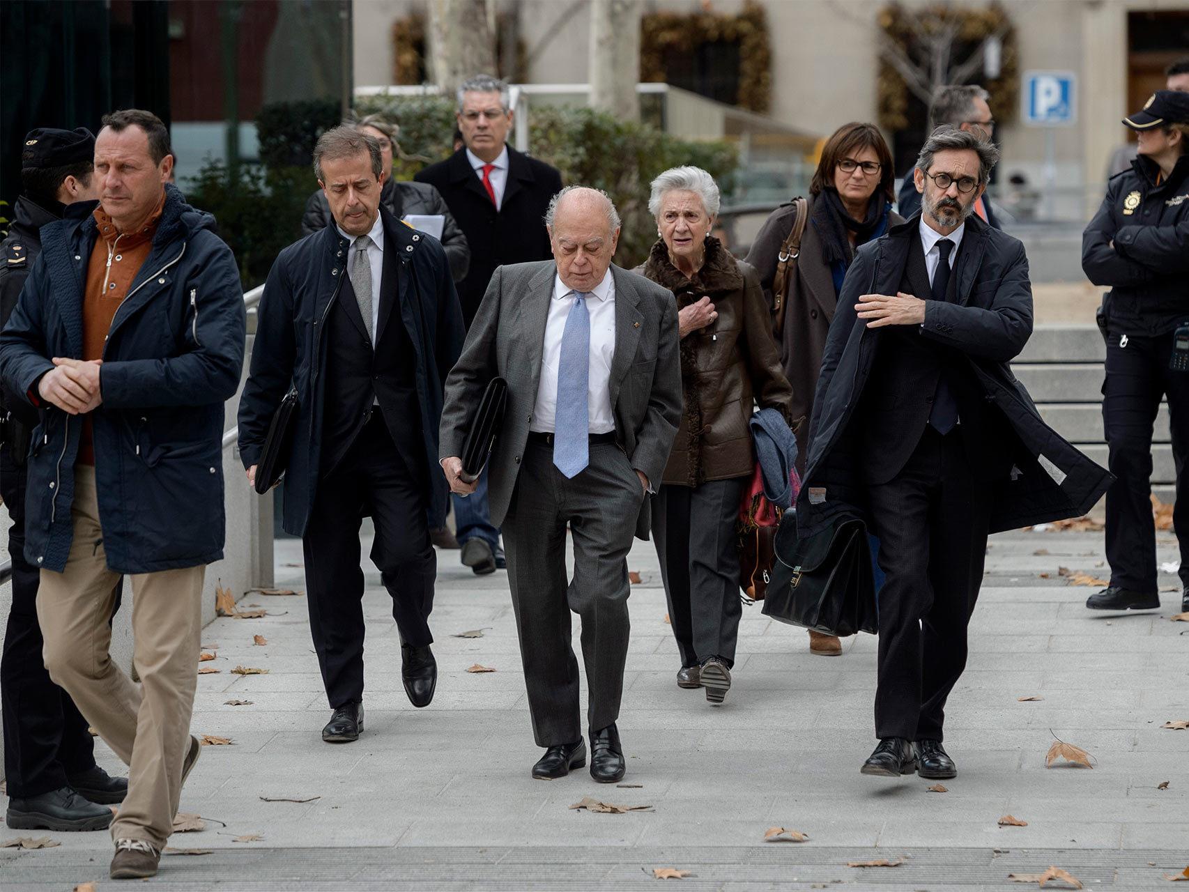 Jordi Pujol y Marta Ferrusola camino de la Audiencia Nacional.