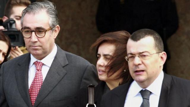 El abogado Manuel González Peeters, a la derecha, junto a Diego Torres y Ana María Tejeiro.