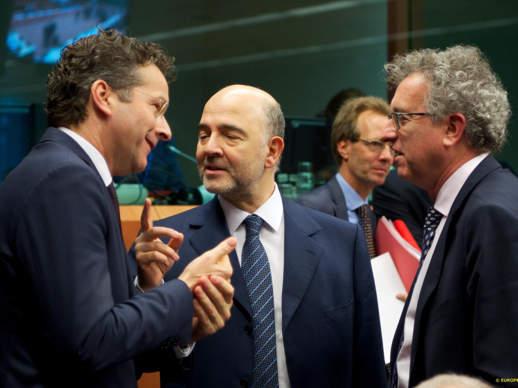 El presidente del Eurogrupo, Jeroen Dijsselbloem, conversa con el comisario Pierre Moscovici