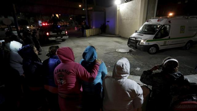 Los familiares de los presos esperan junto a la prisión de Topo Chico.