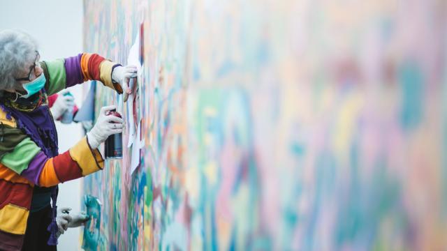 Una de las abuelas graffiteras en plena creación