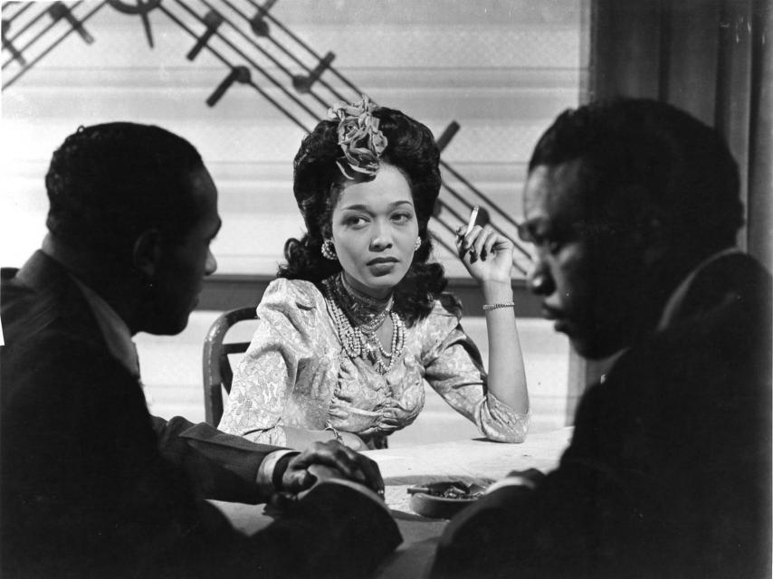 La actriz Francine Everett, en la película Tall, Tan and Terrific.