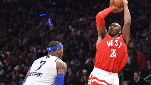 Kobe Bryant lanza uno de sus clásicos 'fade-away' ante Carmelo Anthony.