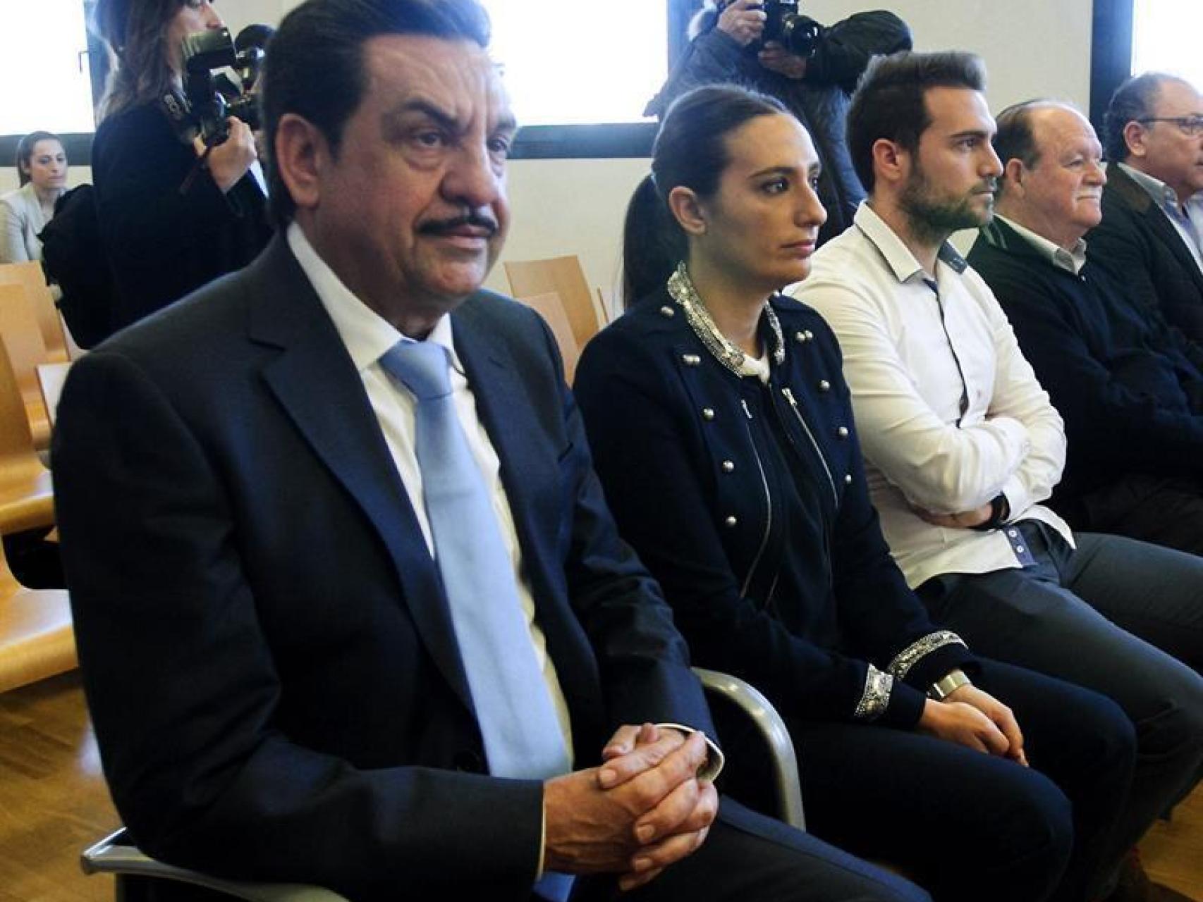 Francisco Martínez, junto a sus hijos, al inicio del juicio.