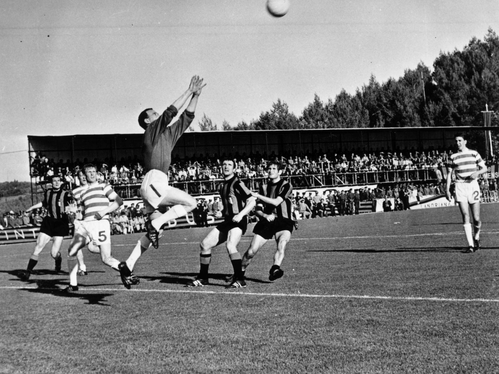 Ronnie Simpson ataja el balón.