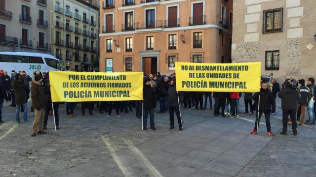 Algunos de los policías manifestantes con pancartas en la Casa de la Villa.