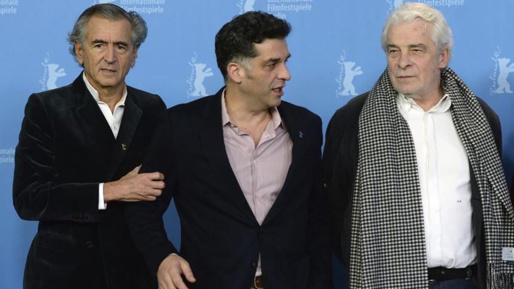 Danis Tanovic junto al equipo de la película