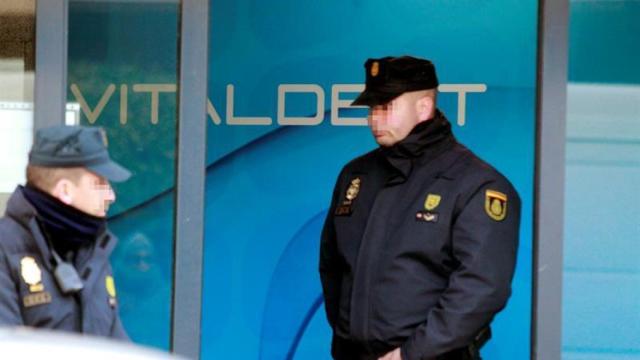 Policía en las dependencias de Vitaldent.