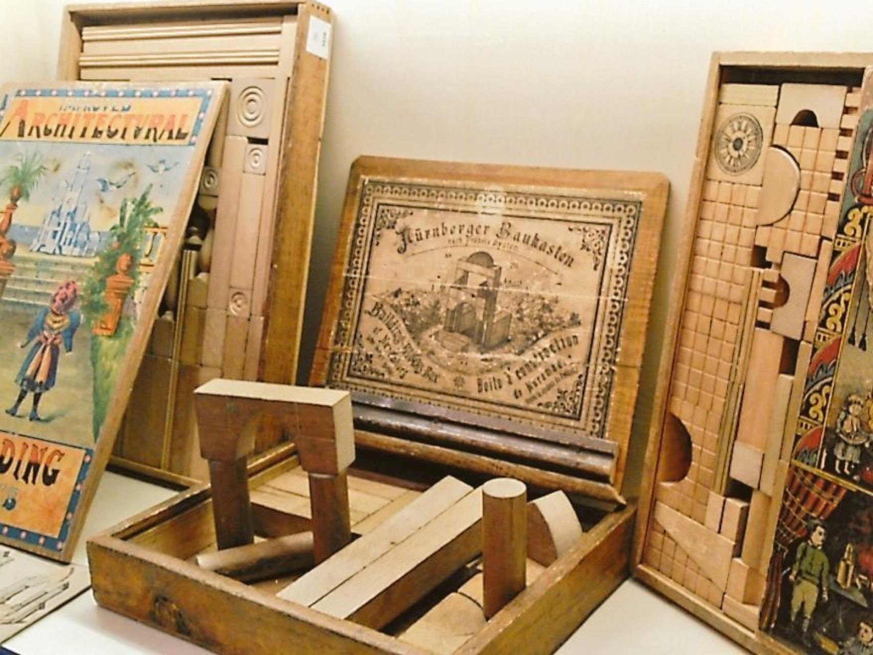 Una de las muestras de Juguetes en construcción