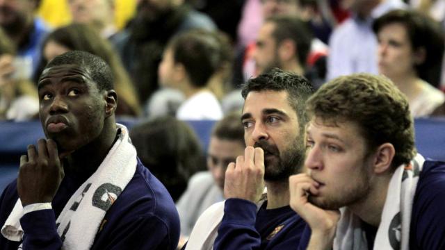 Samuels, Navarro y Vezenkov, cariacontecidos en el banquillo azulgrana.