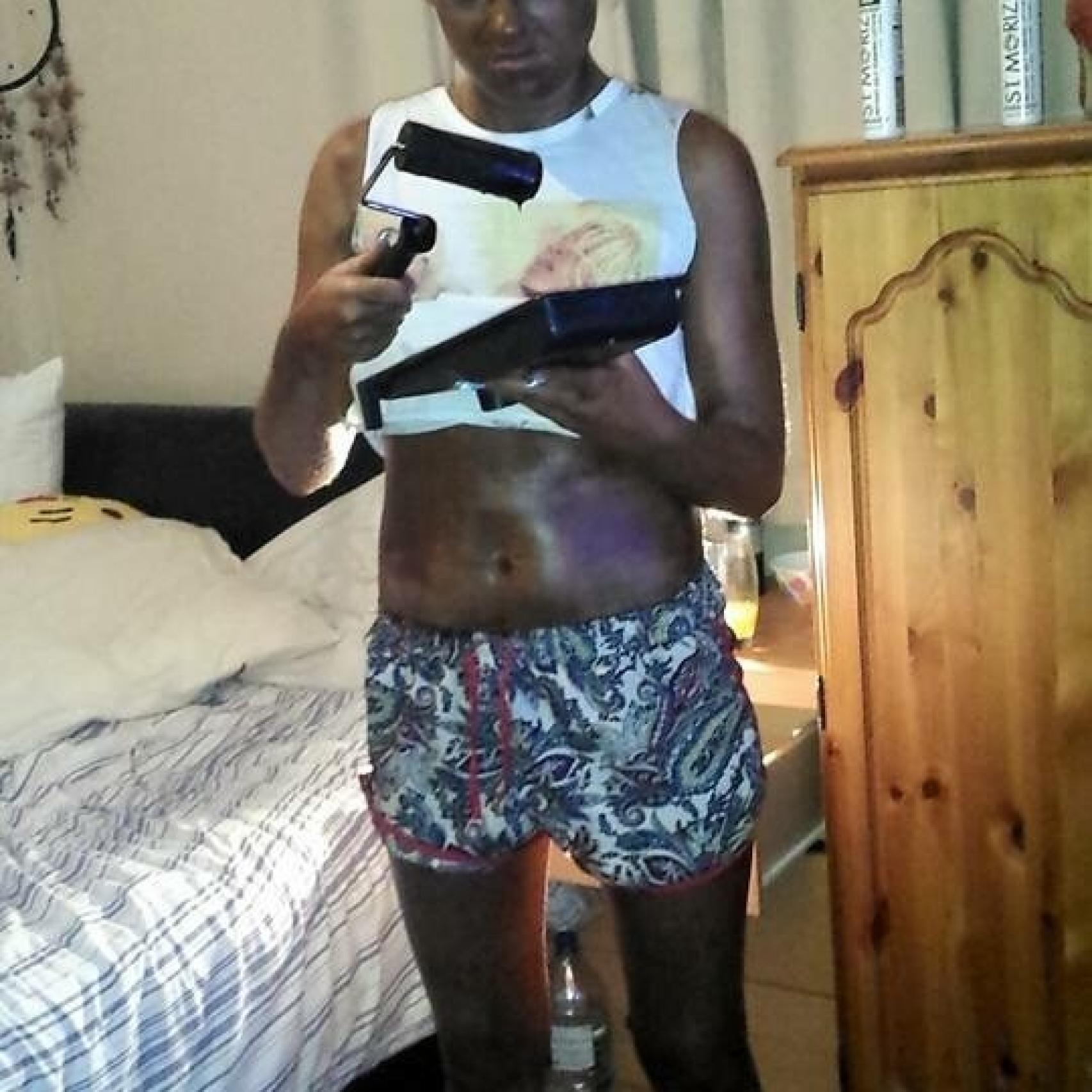 Imogen Silversides autobronceándose