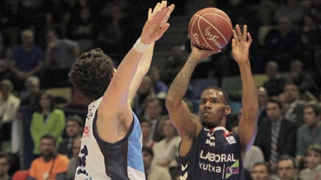 Adam Hanga lanza durante el Obradoiro-Baskonia de Copa.