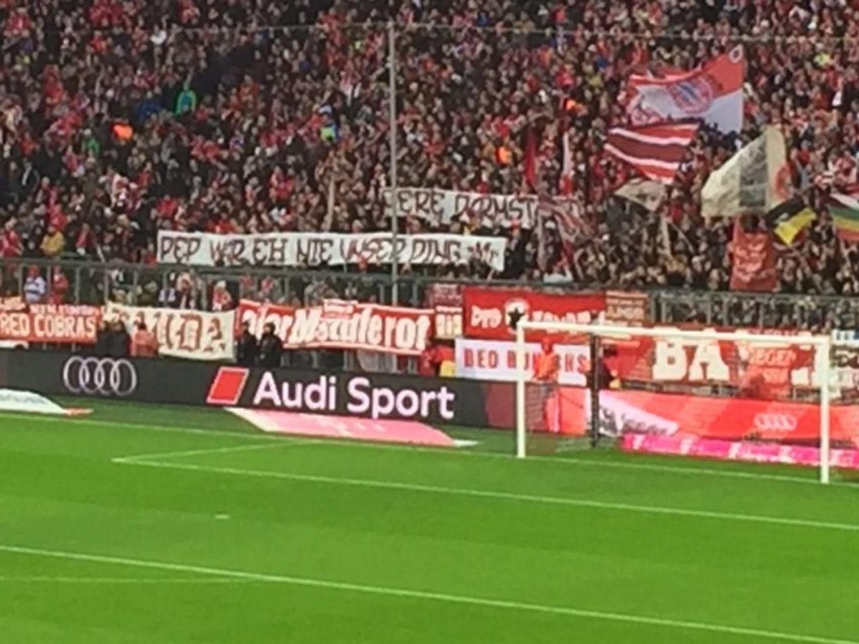 Los aficionados del Bayern sacan una pancarta contra Guardiola.