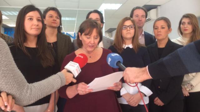 Los odontólogos de Vitaldent  leen el manifiesto de protesta.