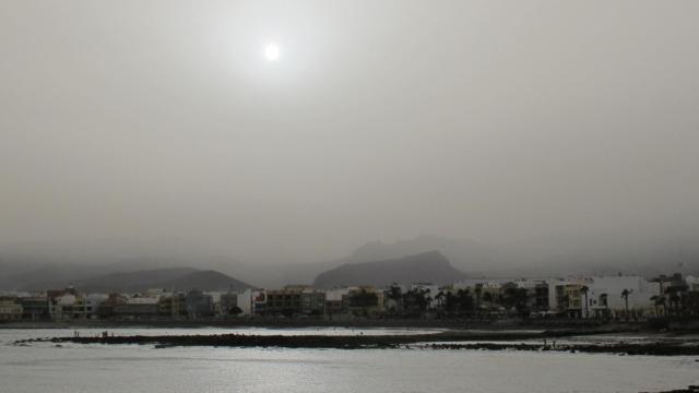 Calima sobre la playa de Arinaga, en Gran Canaria.