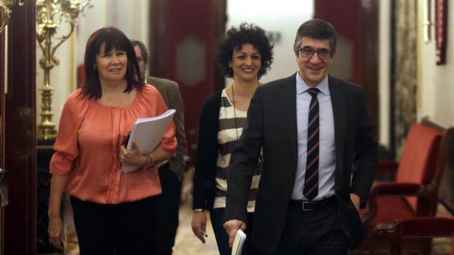 Patxi López, presidente y Micaela Navarro, vicepresidenta segunda (i), a su llegada al Congreso.