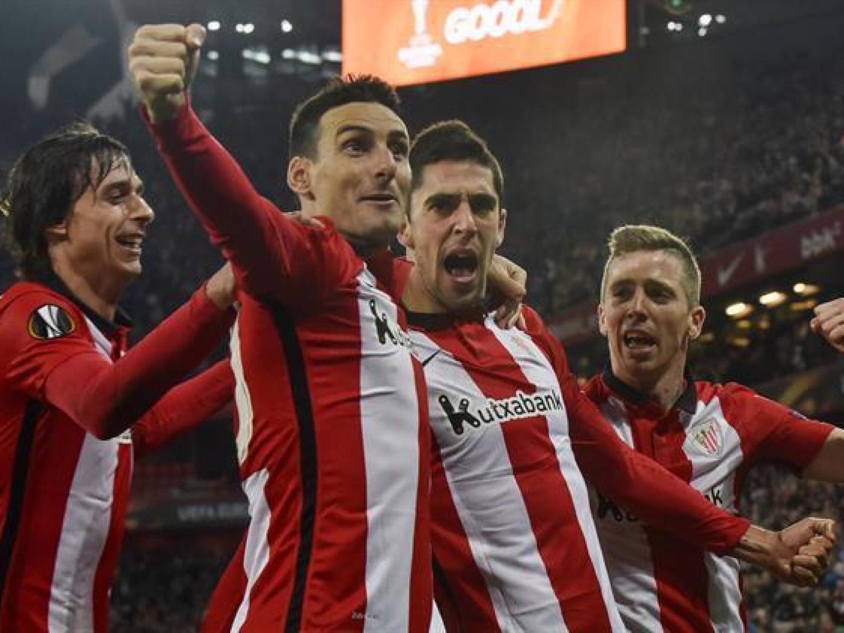 Los jugadores del Athletic celebran el gol de Merino.
