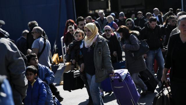 Un grupo de refugiados desembarca en el puerto griego del Pireo
