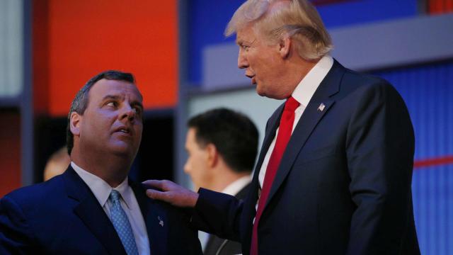 Chris Christie (i) habla co Donald Trump.