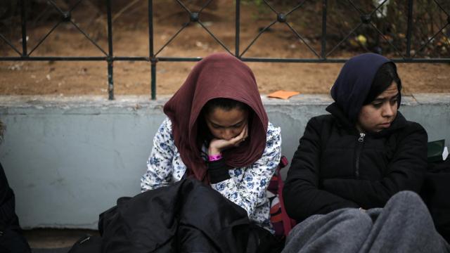 Dos jóvenes afganas acampan en la ateniense plaza Victoria.