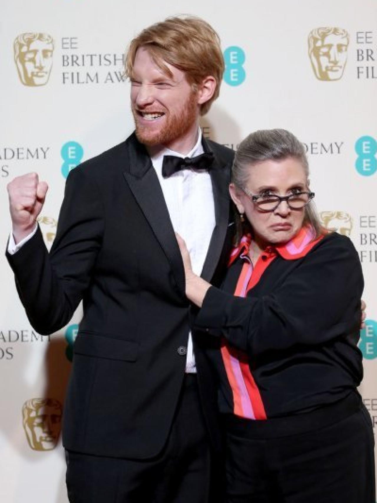 El actor Domhnall Gleeson abrazando a la princesa Leia Carrie Fisher