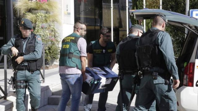 Agentes de la Guardia Civil durante la operación Púnica.