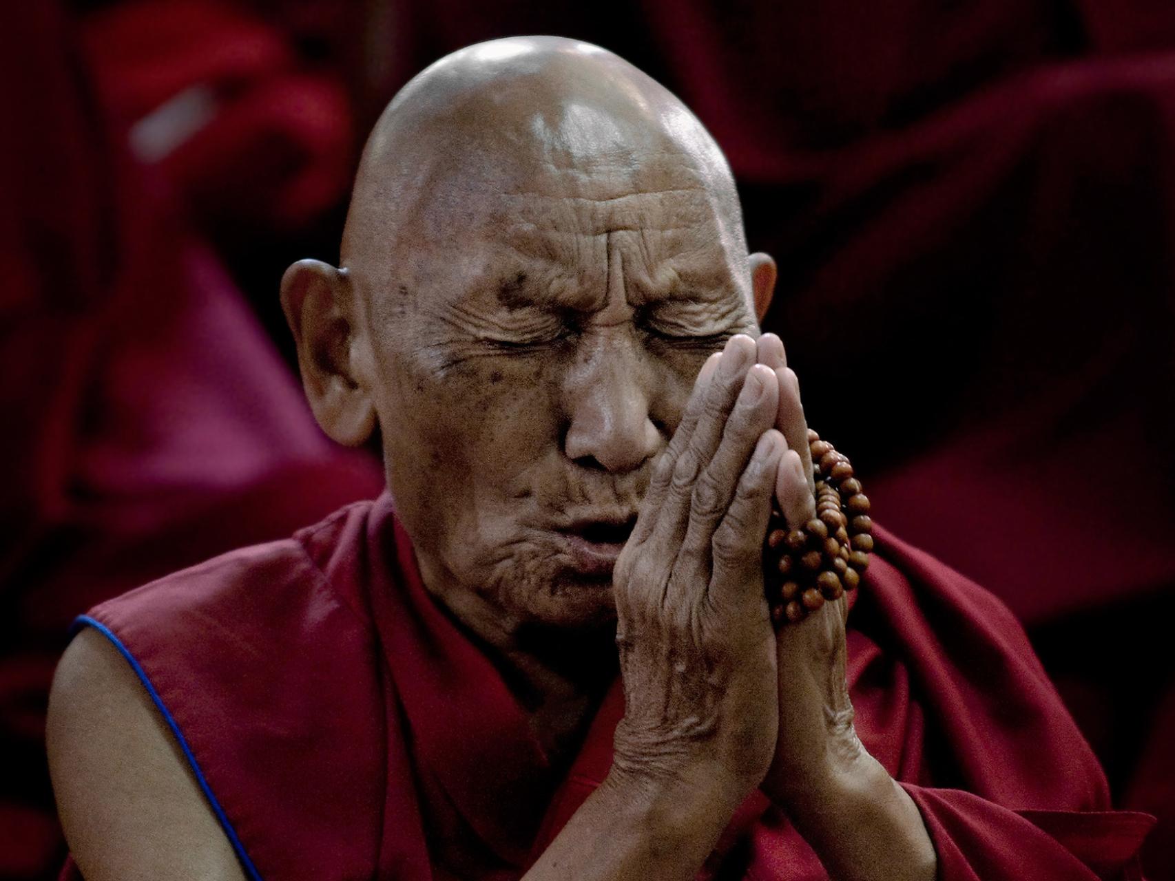 Palden Gyatso estuvo 33 años preso en las cárceles chinas de Tíbet. Escapó cruzando el Himalaya a pie y denunció las torturas sufridas en su libro 'Fuego bajo la nieve'. En la imagen, reza en el monasterio de Namgyal Monastery, en Dharamsala,  por sus compatriotas inmolados (143 hasta la fecha).