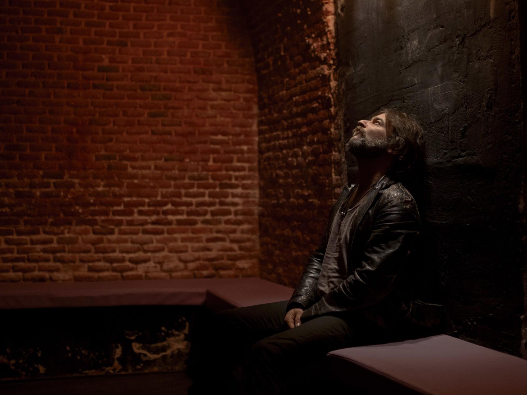 Quique González presenta Me mata si me necesitas, su nuevo trabajo