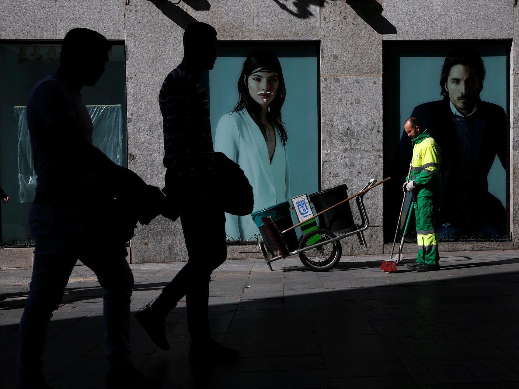 Un barrendero en el centro de Madrid