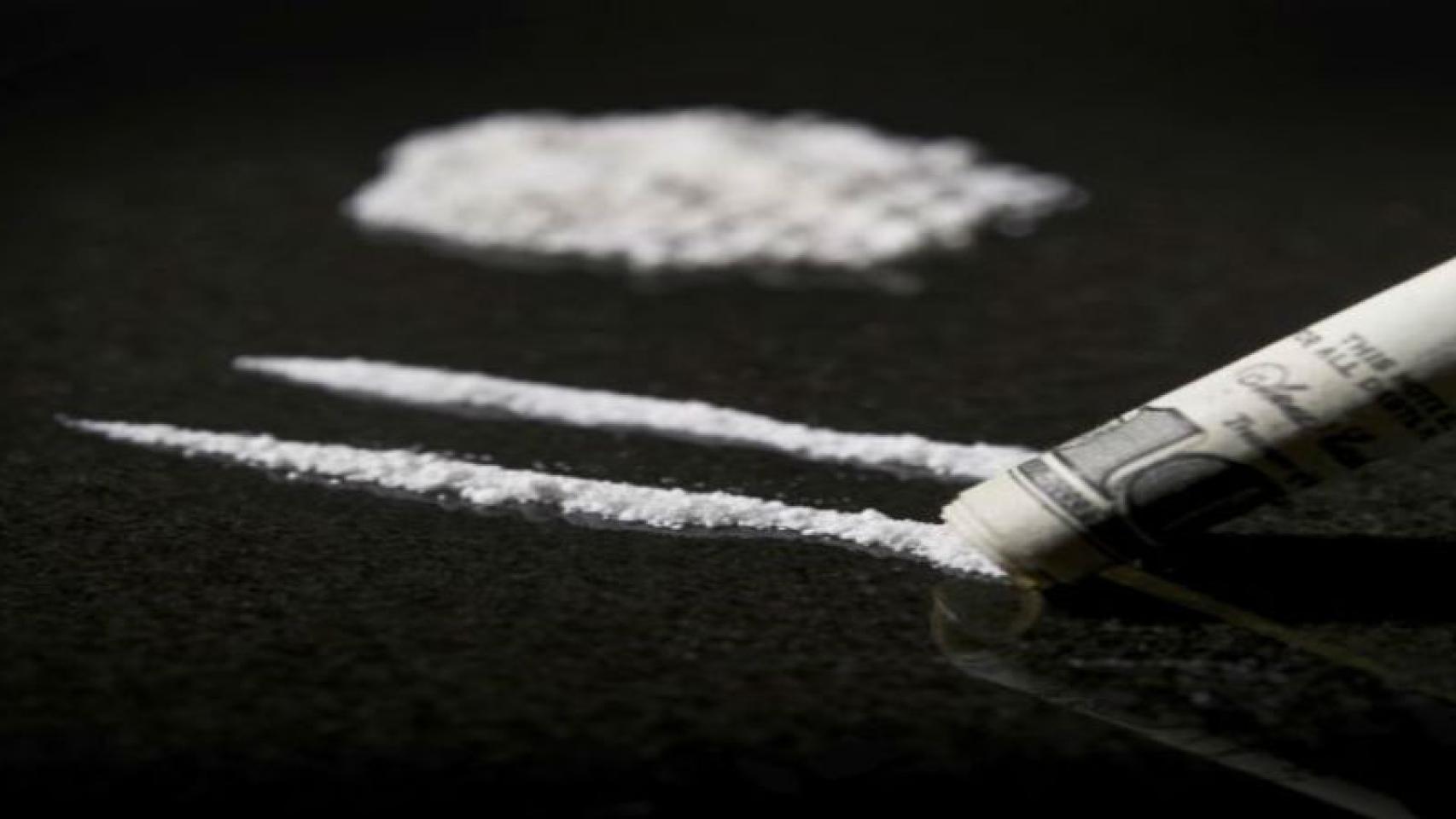 Dos rayas de cocaína dispuestas para ser esnifadas.