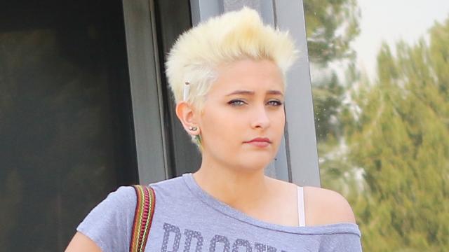 Paris Jackson se ha cortado el pelo y teñido de rubio platino