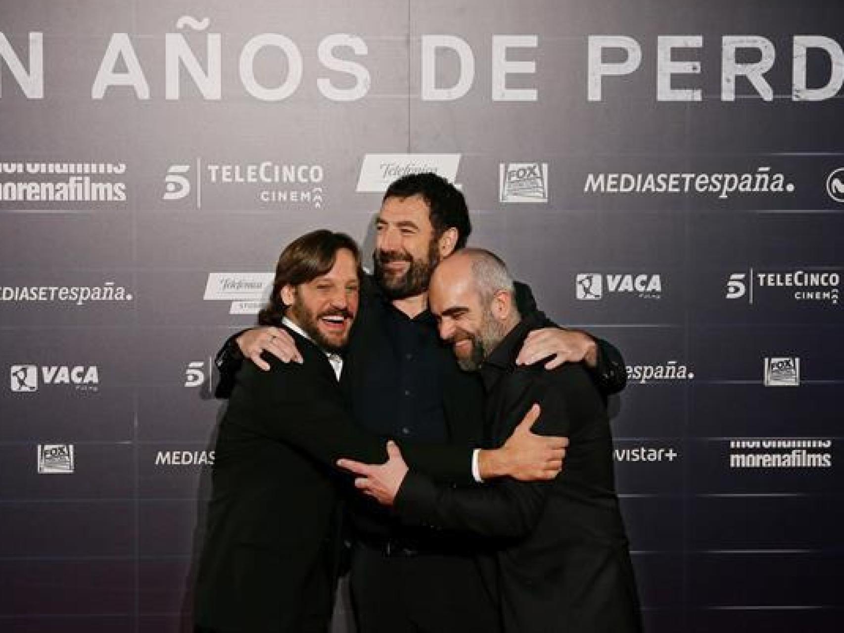 Daniel Calparsoro junto a los actores de Cien años de perdón