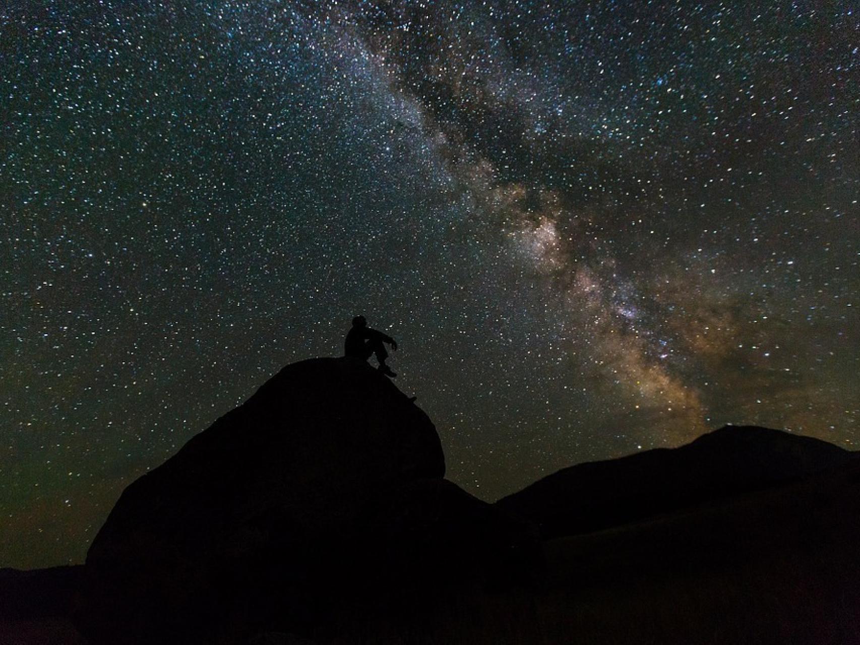 Un hombre ante la inmensidad del Cosmos.