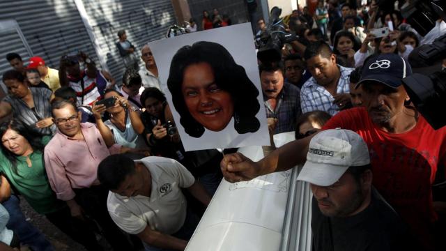 Simpatizantes de Berta Cáceres transportan su féretro en La Esperanza.