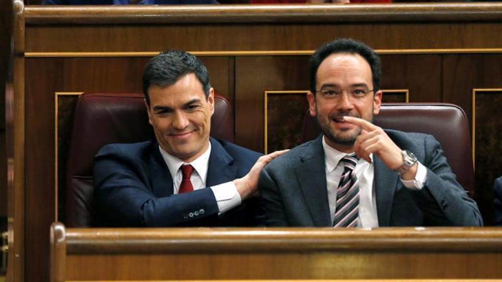Pedro Sánchez y Antonio Hernando, en el Congreso, en una foto de archivo.