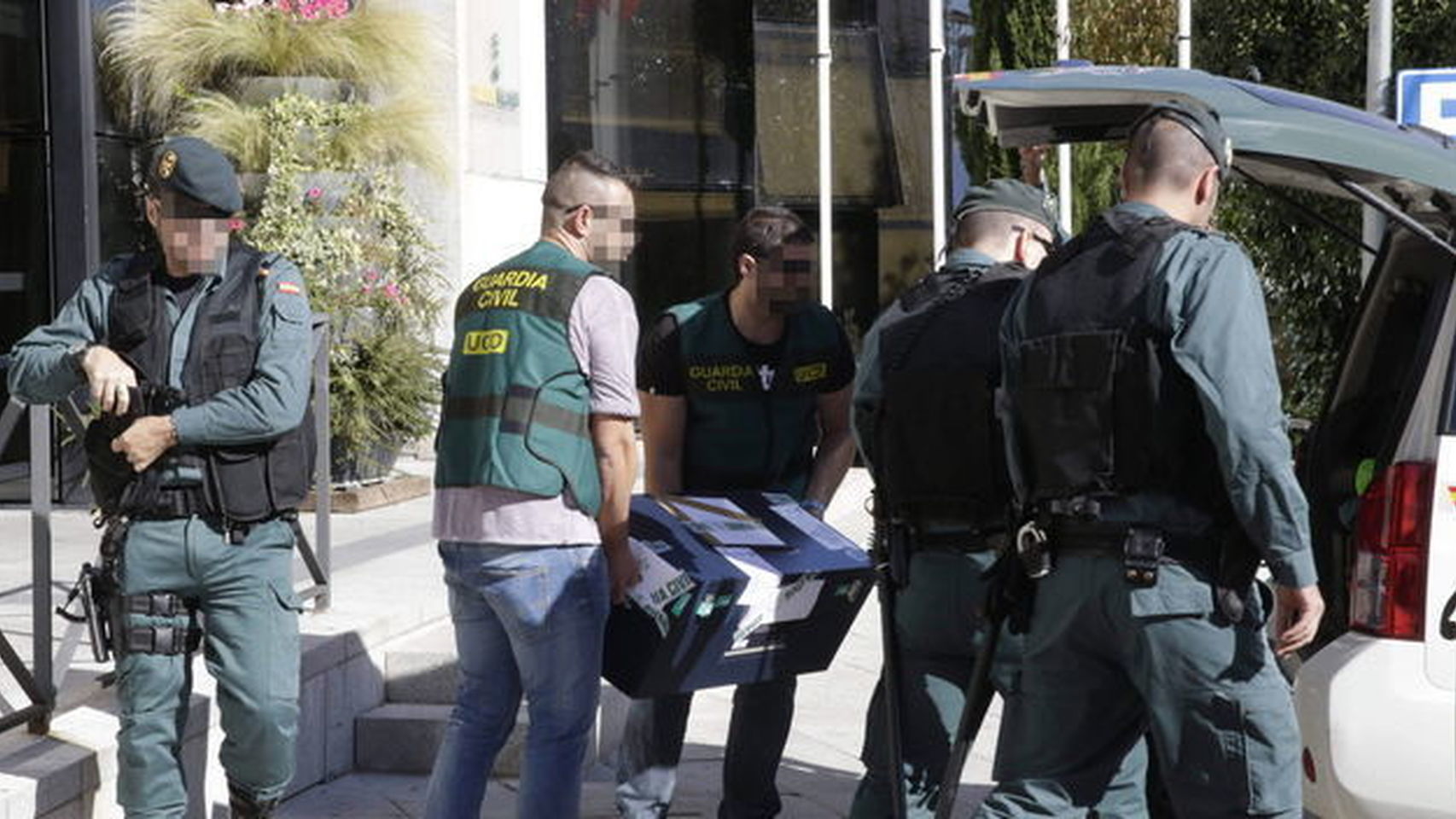 Agentes de la Guardia Civil durante un registro del caso Púnica.